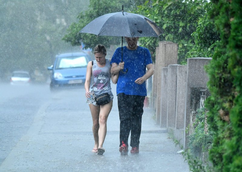 I danas grmljavinsko nevrijeme na kopnu, poneki pljusak moguć i na Jadranu