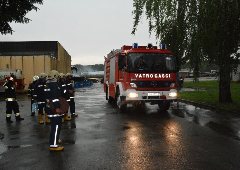 [FOTO/VIDEO] Planulo postrojenje Zagrebpetrola, vatrogasci lokalizirali požar