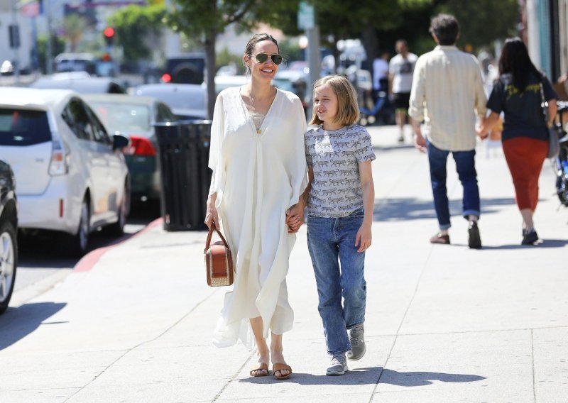 Angelina Jolie dugo nije izgledala ovako dobro: U šetnji s kćerkicom pršti samopouzdanjem