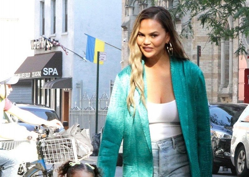 Uživaju u šetnji: Chrissy Teigen ne skida osmijeh s lica u društvu preslatke Lune