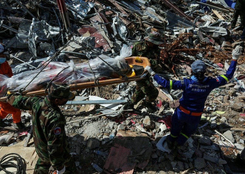 U ruševinama zgrade u Kambodži pronađena dvojica preživjelih
