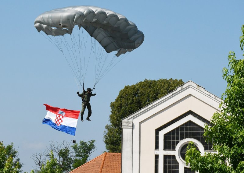 Nekoliko sati nakon proglašenja neovisnosti napadnuta je policijska postaja u Glini