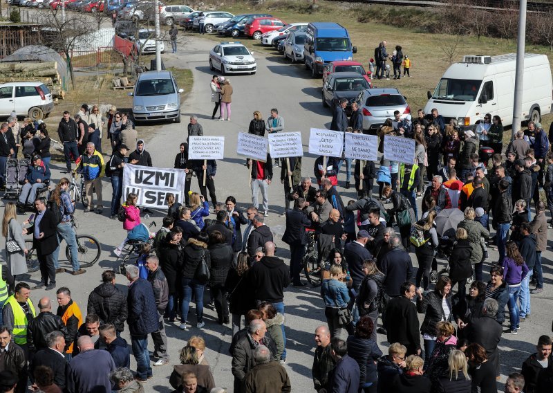 Na prosvjedu u Petruševcu privedeno 10 osoba