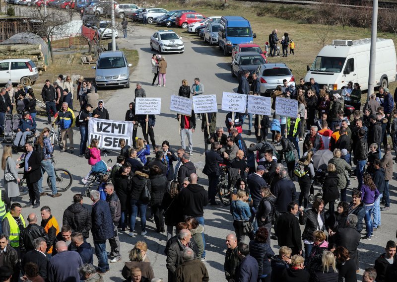 Nemiri u Petruševcu: Policija privodi prosvjednike koji ne žele dopustiti useljenje Roma