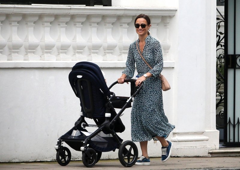 Naprosto uživa u majčinskoj ulozi: Pippa Middleton u šetnji sa sinčićem ne skida osmijeh s lica