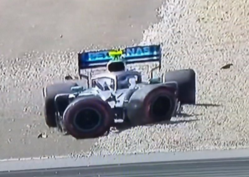 Formula 1 u Austriji započela teškim nesrećama: Verstappen i Bottas potpuno razbili bolide