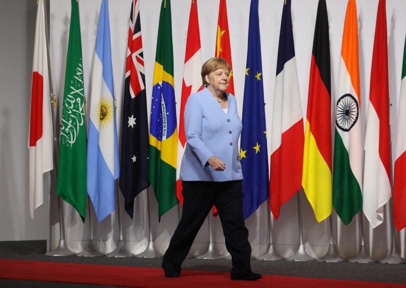 Merkel se po treći put tresla, opet prilikom stranog službenog posjeta
