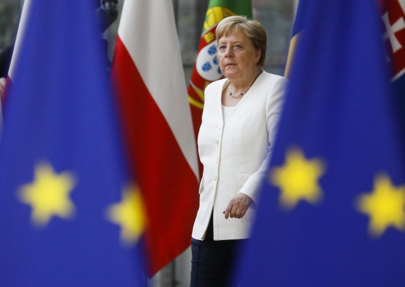 'Merkel je bila bez daha zbog brzog uspinjanja stubama'