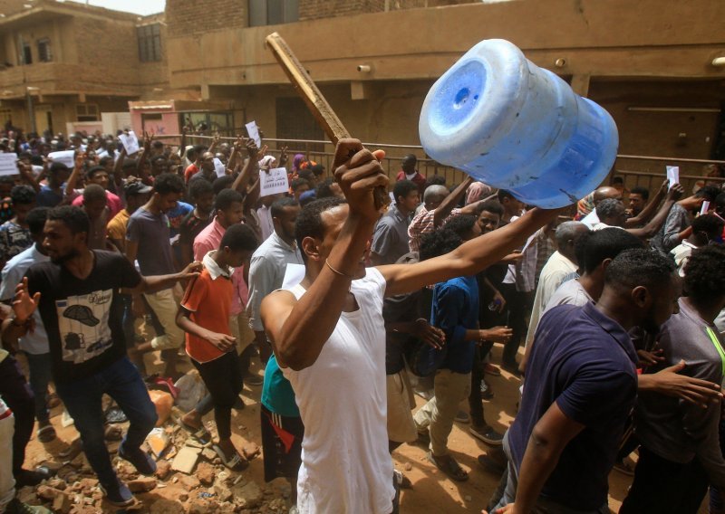 Sudanci masovnim prosvjedom traže civilnu vlast
