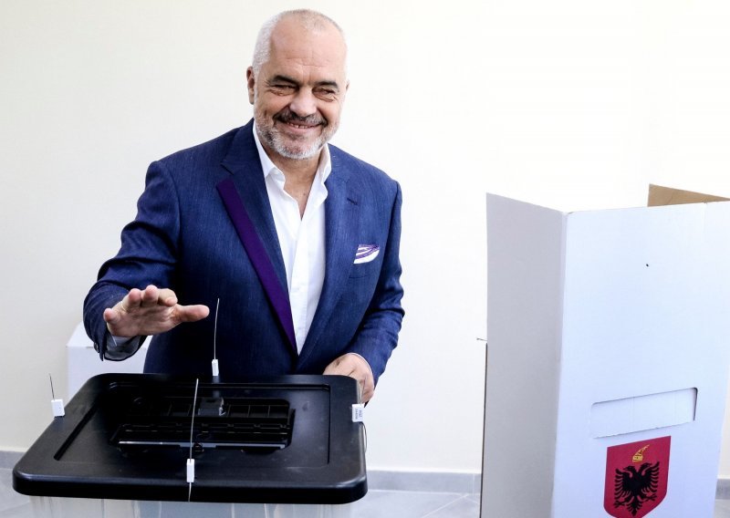[VIDEO] Pogledajte kako se albanski premijer odjenuo za odlazak na biralište