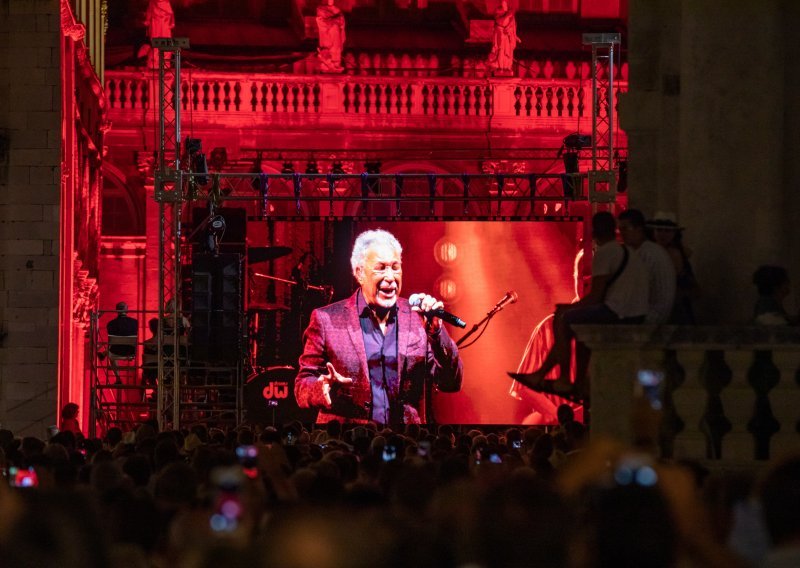 Legendarni Tom Jones u Dubrovniku rasplesao nekoliko tisuća obožavatelja i pokazao zašto nosi nadimak 'the voice'
