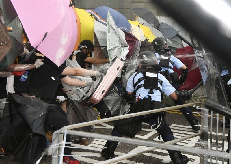 Čelnica Hong Konga osudila ekstremno nasilje tijekom prosvjeda