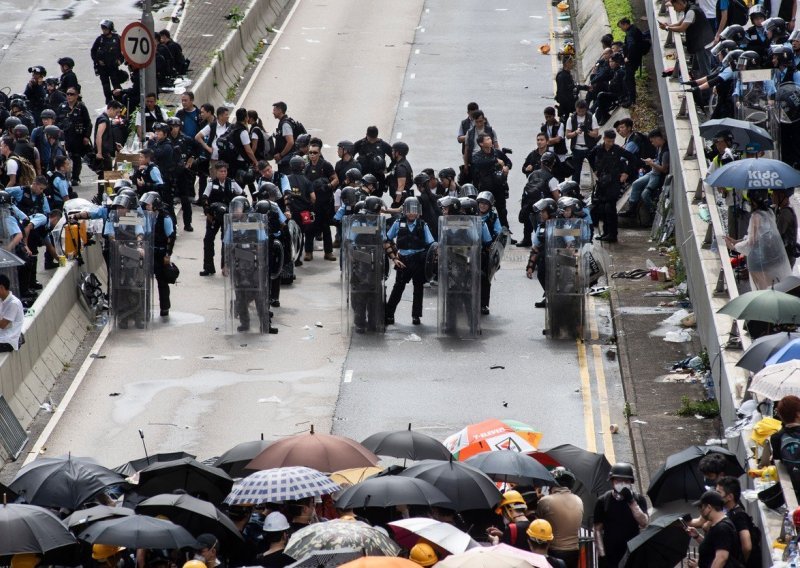 Prosvjedi u Hong Kongu protiv vlade i policije