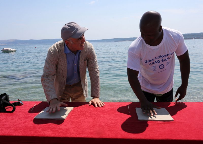 [FOTO] Velemajstori Kasparov i Ashley otvorili 'šahovsku plažu' u Crikvenici
