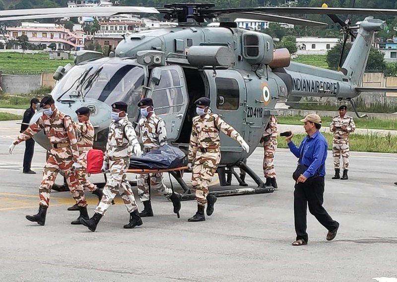 Indijske vlasti počele spuštati tijela sedmero alpinista poginulih u lavini