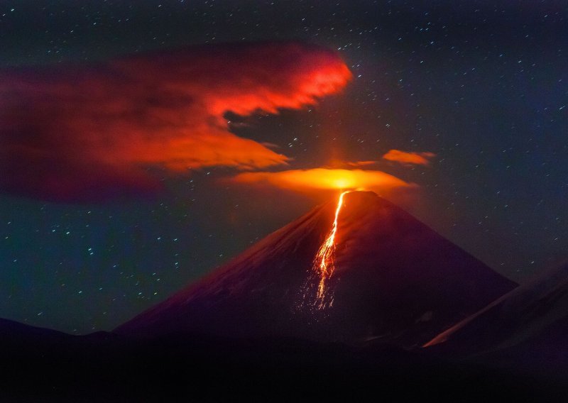 Vulkan koji eruptira po noći izgleda veličanstveno