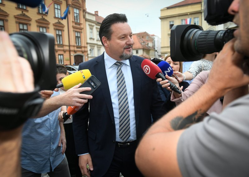 Kuščević izbjegava odgovore o ostavci: To je stvar između mene i premijera