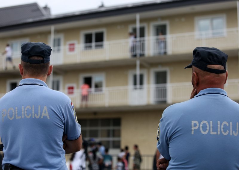 U kordonu specijalaca, zaštitara i Hitne pomoći Romi iz Plinarskog naselja preseljeni u Petruševec