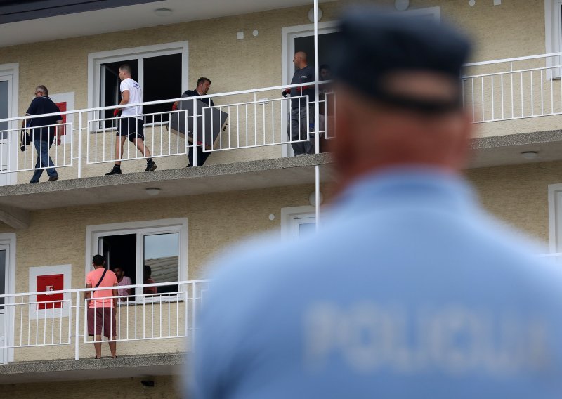 Policija počela iseljavanje 29 obitelji iz zagrebačkog Plinarskog naselja, medijima zabranjen pristup
