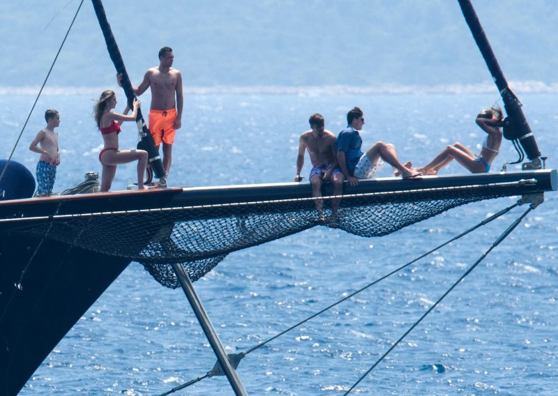 Obitelj Sylvestera Stallonea uživa na Jadranu: Prva postaja - Zlatni rat