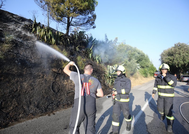 Uzrok požara u Novalji je ljudski faktor, otvoreni plamen ili bacanje opuška