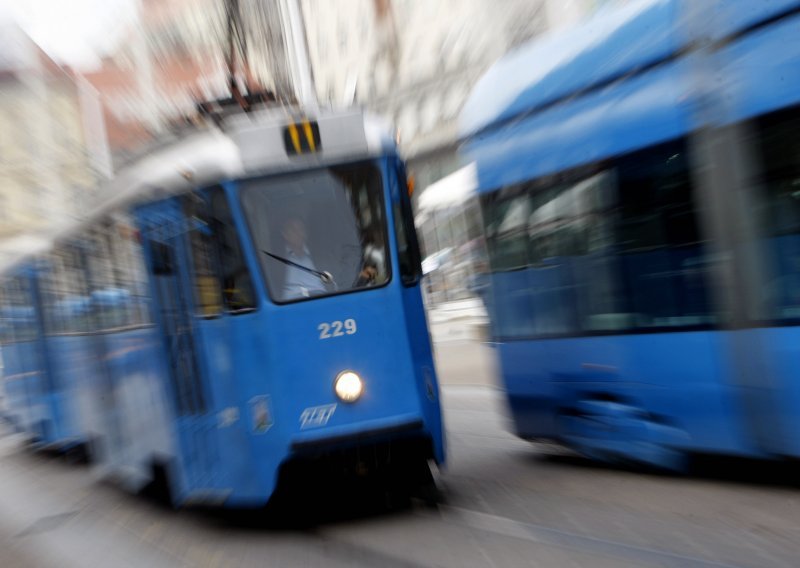 U centru Zagreba tramvaj naletio na pješakinju, promet je bio zatvoren u oba smjera