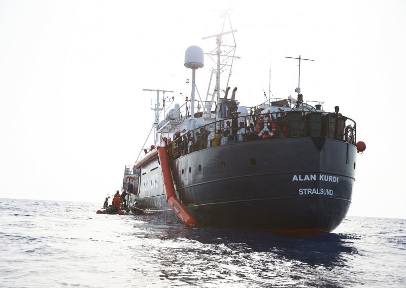 Njemački brod spasio 65 migranata i plovi prema Italiji