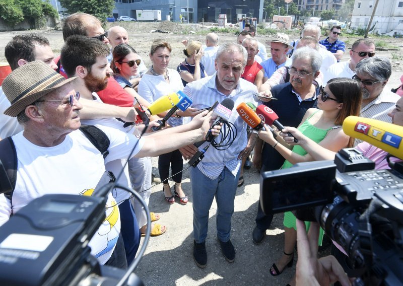 Bandić kaže da poslije Franje Tuđmana i njega nema čovjeka koji zna lupiti šakom po stolu