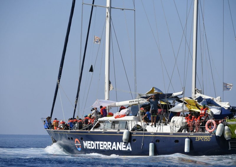 Spasilački brod s migrantima bez dozvole pristao u Lampedusi