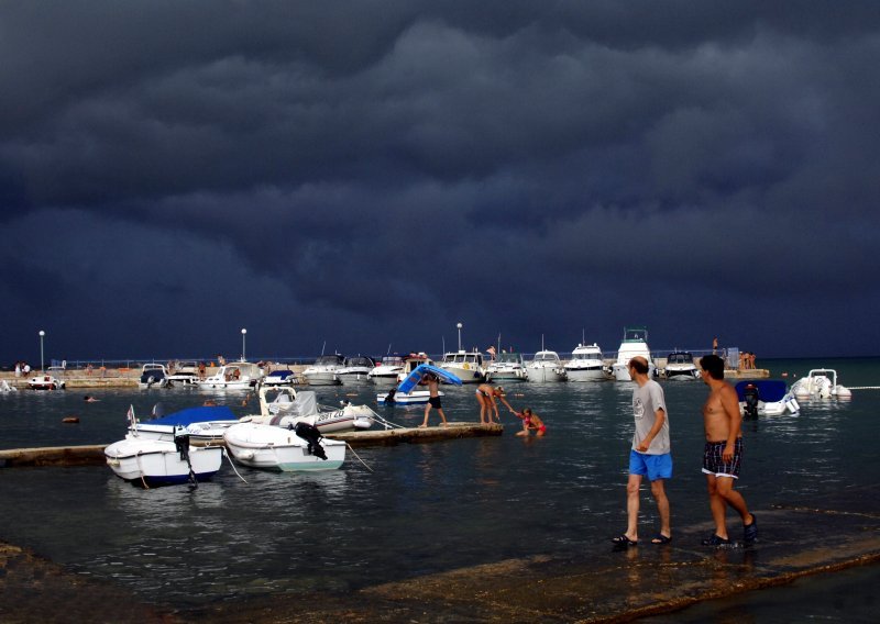 Pripremite kišobrane jer stižu pljuskovi i grmljavinsko nevrijeme