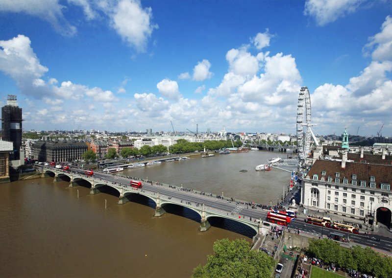 Londonski Westminster Bridge zatvoren nakon udara turističkog broda