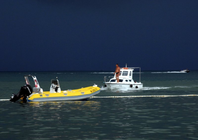 Nasukala se brodica kod Drvenika Velog, muškarac preminuo