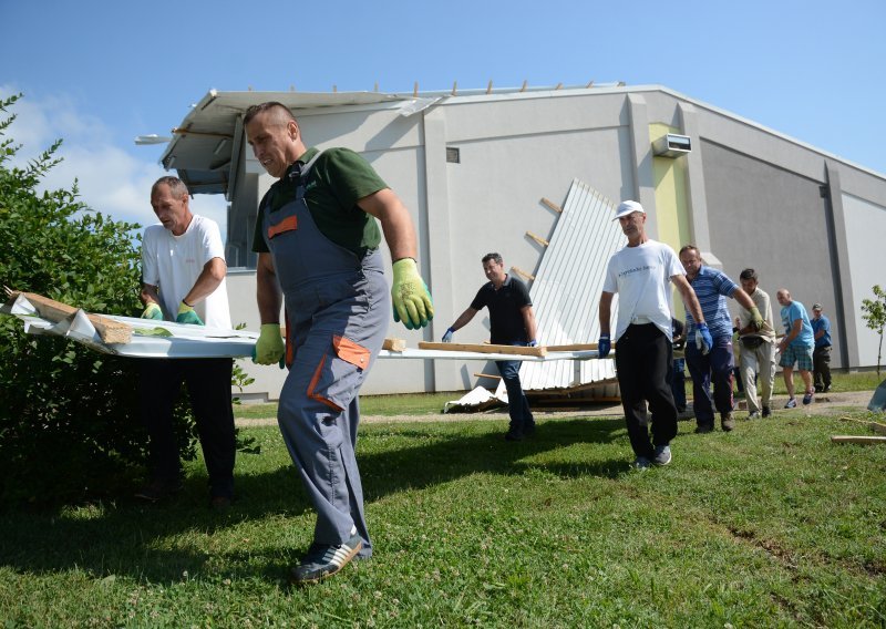 [FOTO/VIDEO]U Pitomači olujni vjetar iščupao kompletno krovište školske dvorane