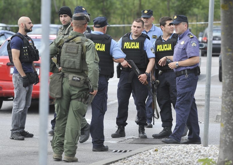 Šef zagrebačke policije: U pokušaju pljačke banke ozlijeđeni su pljačkaš, zaštitar i policajac. Bjegunac je naoružan