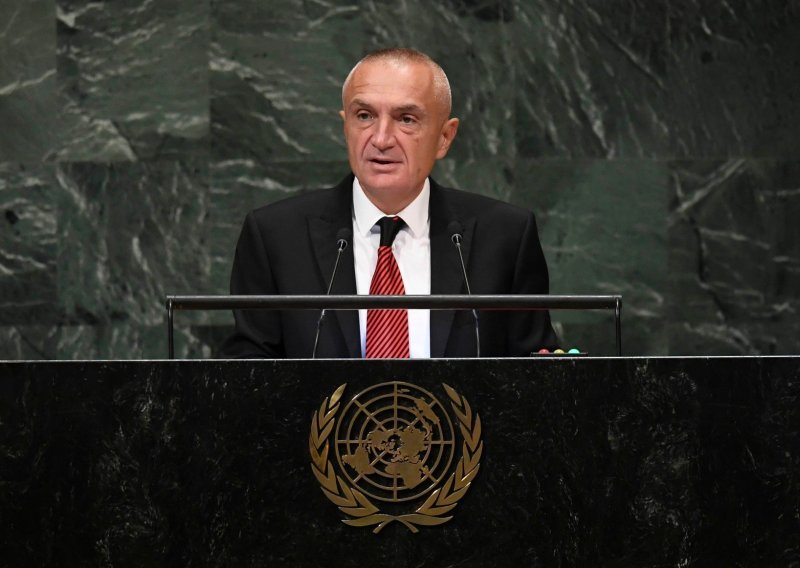 Uhićen bivši predsjednik Albanije: Vlada će platiti cijenu u svakoj ulici!