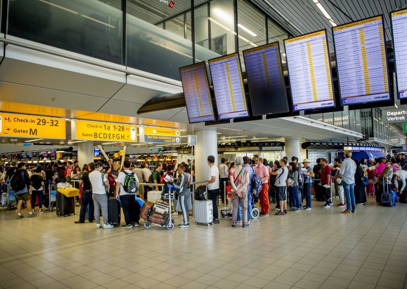 Sudar zrakoplova u Amsterdamu! Avion EasyJeta udario u parkirani Boeing