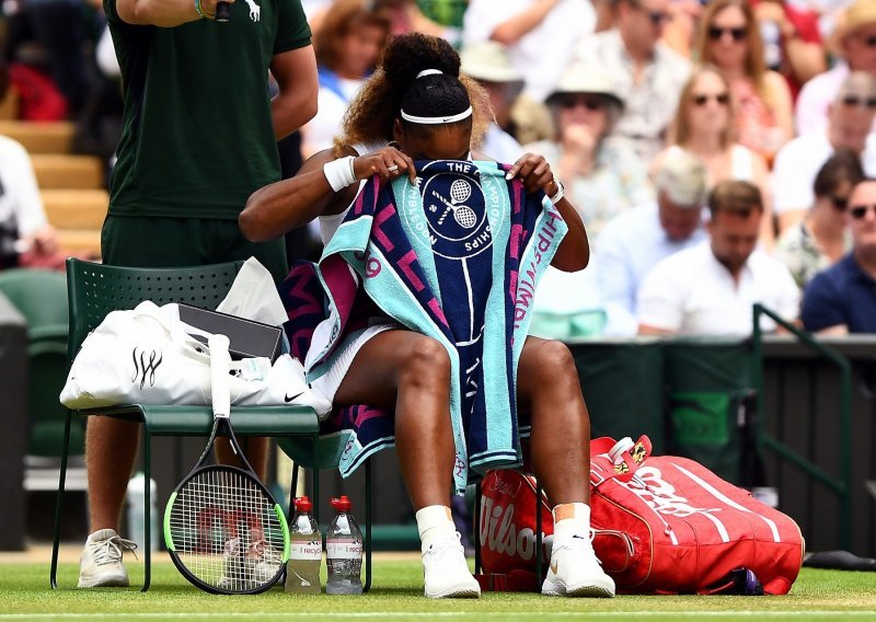 Serena Williams za vrijeme meča čitala nešto s papirića; novinarima objasnila što je to zaista bilo