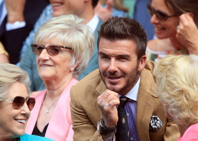 David Beckham zablistao u elegantnom odijelu na Wimbledonu, ali tema dana bila je njegova kosa