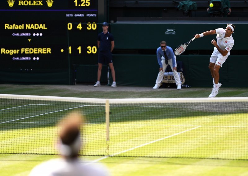 Roger Federer dugo je lomio Rafaela Nadala, a onda je izborio finale protiv Novaka Đokovića