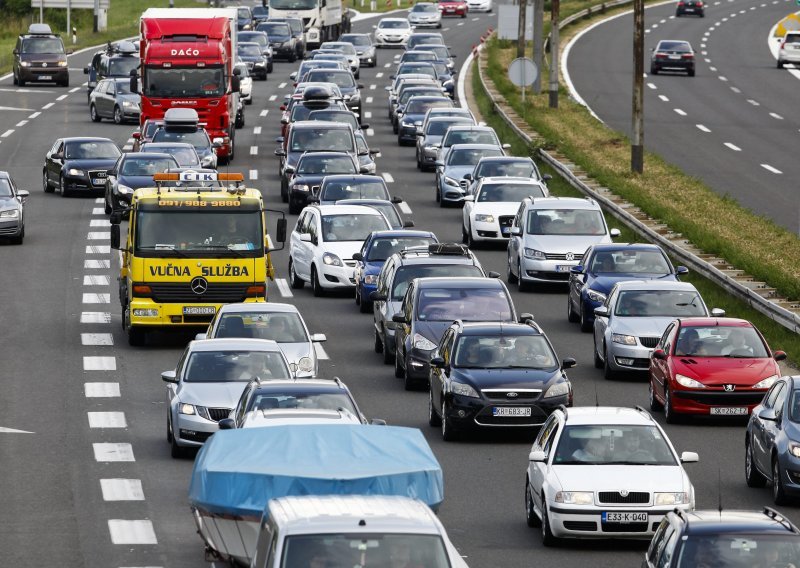 Prometne nesreće usporavaju promet, kilometarske kolone na izlasku iz Hrvatske
