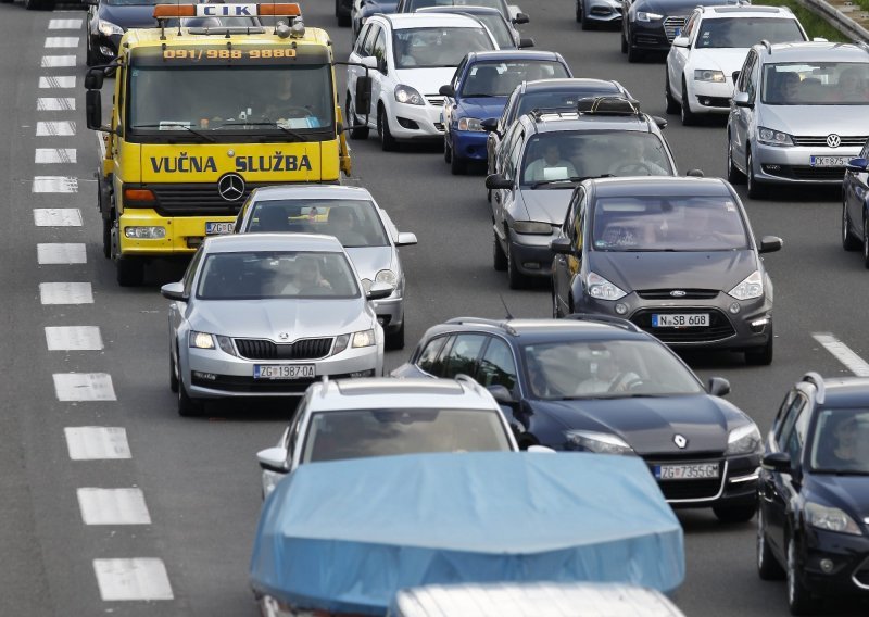 Gužve na više graničnih prijelaza između Hrvatske i BiH koji vode prema Jadranu