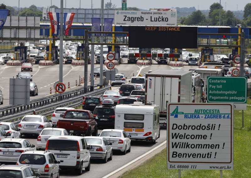 Pojačan je promet prema unutrašnjosti, na autocesti A1 vozi se u kolonama, a na granicama ima dužih čekanja