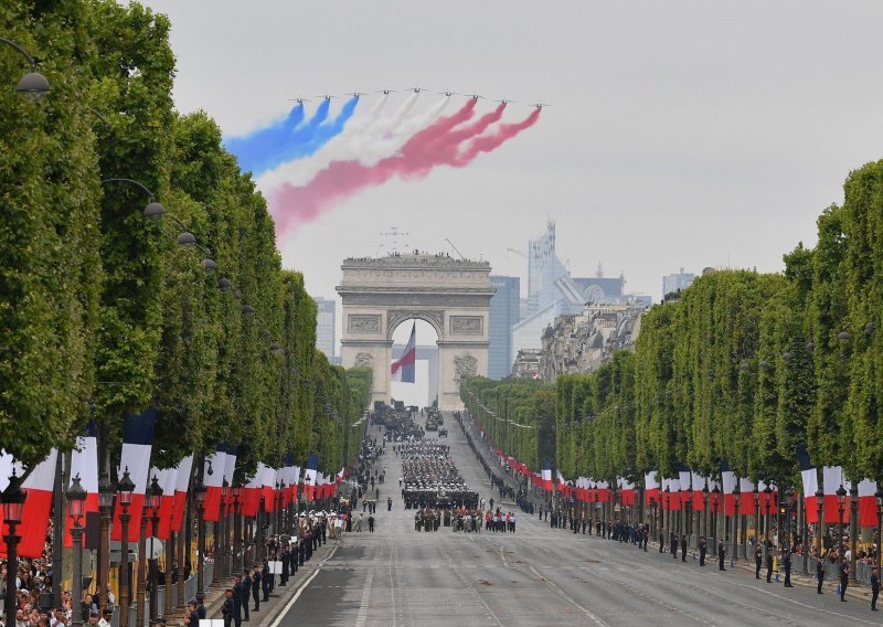 Na kraju spektakularne vojne parade u Parizu Žuti prsluci se sukobili s policijom