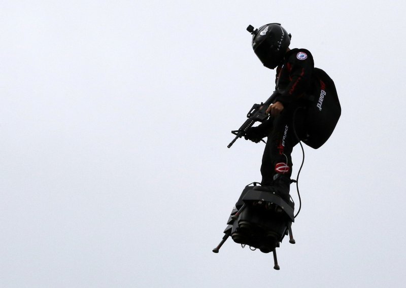 Leteći čovjek je zaplivao - Franky Zapata i njegov Flyboard pali su u vodu nakon 15 minuta leta