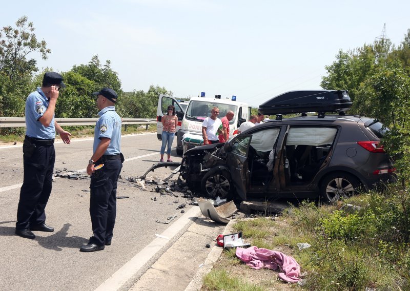 Požega: Dva automobila se sudarila u zavoju, više ozlijeđenih