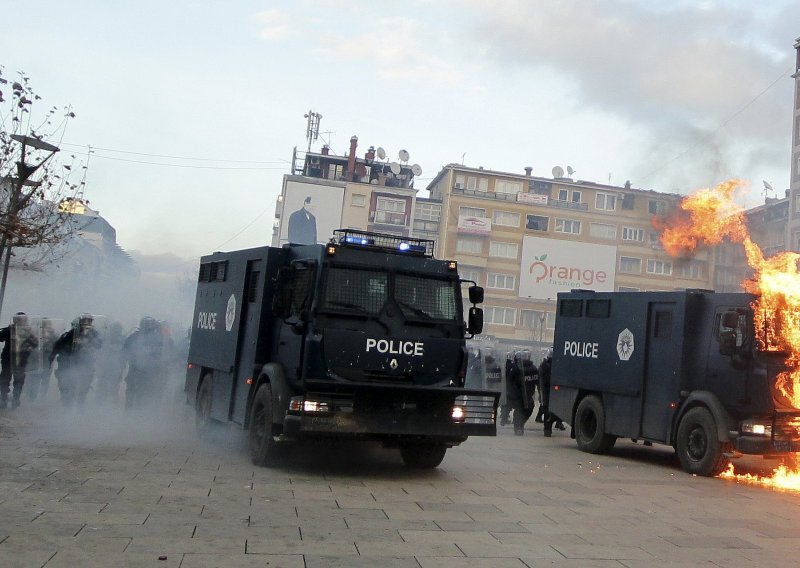 Veliki neredi u Prištini, molotovljevim koktelima napadnuta policija