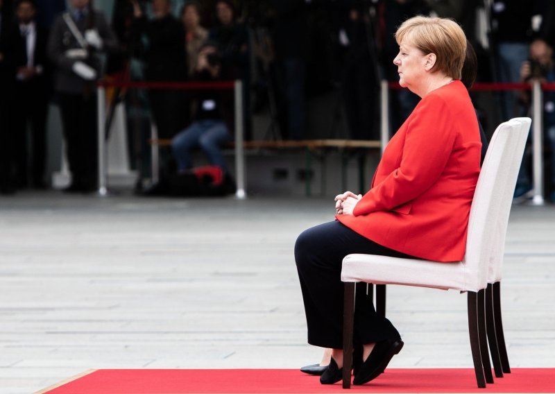 Merkel ponovno sjedila tijekom primanja stranog izaslanstva