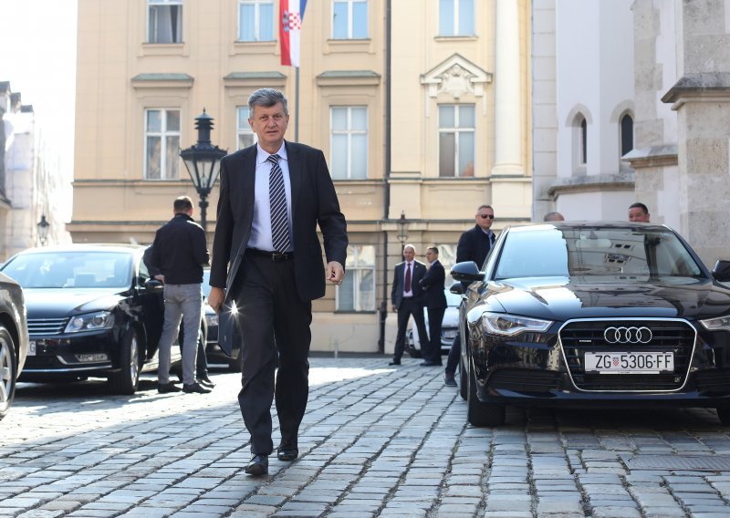 Vladajuća većina želi odgoditi opoziv Kujundžića za jesen; Grbin: To je jedno od najgorih kršenja Ustava u modernoj povijesti