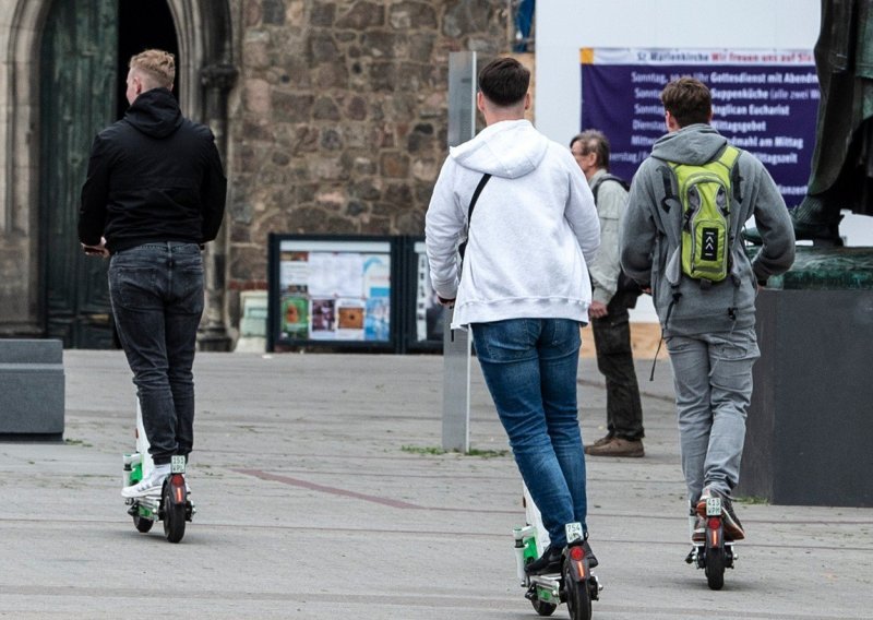 Nova pravila za električne romobile, nema više vožnje bez kacige