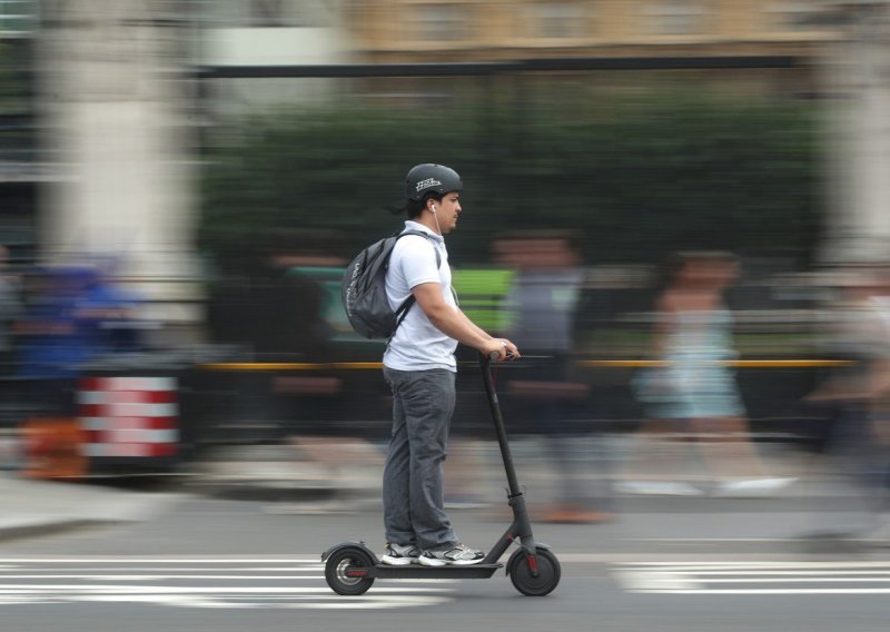 Električni romobili osvojili ulice europskih metropola, no pitanje je koliko će vješto manevrirati kroz nove propise